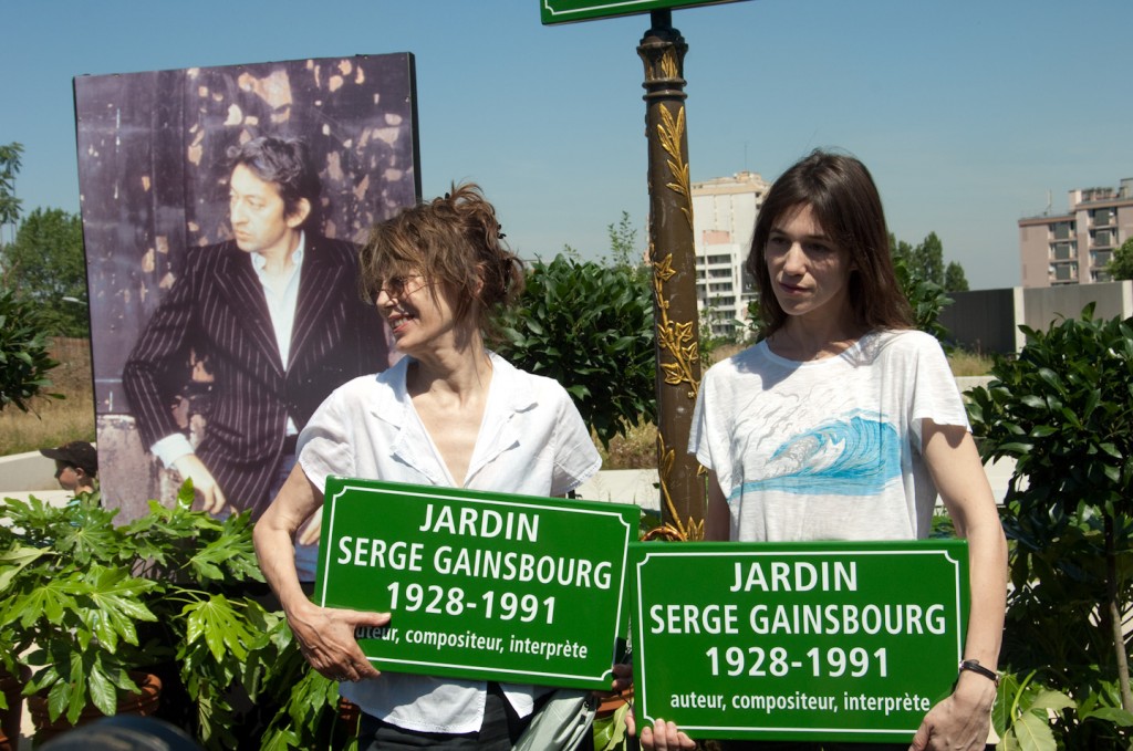 Jane_Birkin,_Charlotte_Gainsbourg_1,_Inauguration_of_Jardin_Serge-Gainsbourg