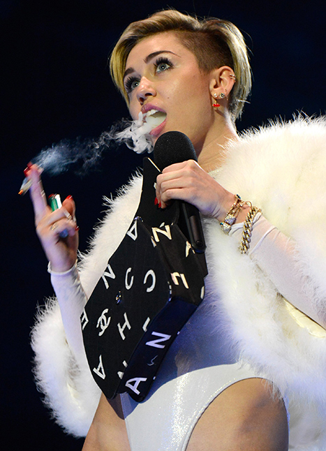 Miley-Cyrus-fuma-mota-en-MTV-EMA-2013