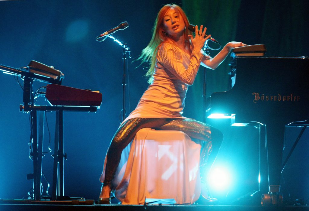 BERLIN - OCTOBER 07: Singer Tori Amos performs at the Tempodrom on October 7, 2009 in Berlin, Germany. (Photo by Sean Gallup/Getty Images)