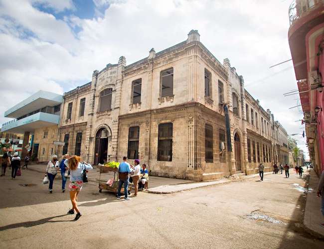 En este edificio se encontraba la Casa de Socorro, hoy es una clínica estomatológica. Foto: Otmaro Rodríguez